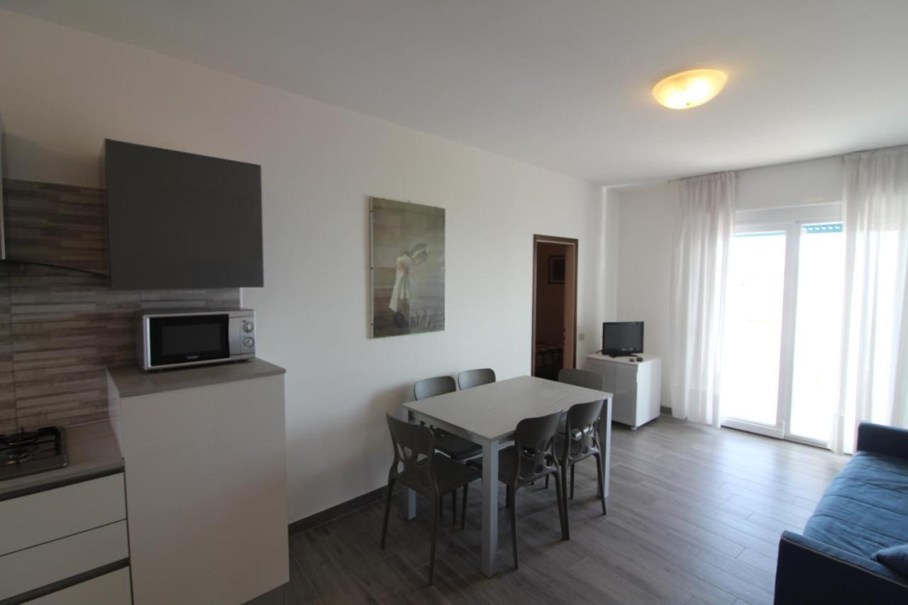 Appartamenti Puerto Do Sol Lignano Sabbiadoro Bagian luar foto