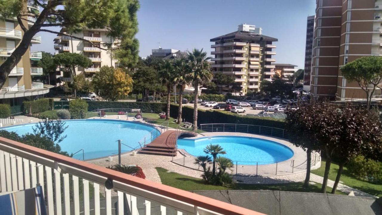 Appartamenti Puerto Do Sol Lignano Sabbiadoro Bagian luar foto